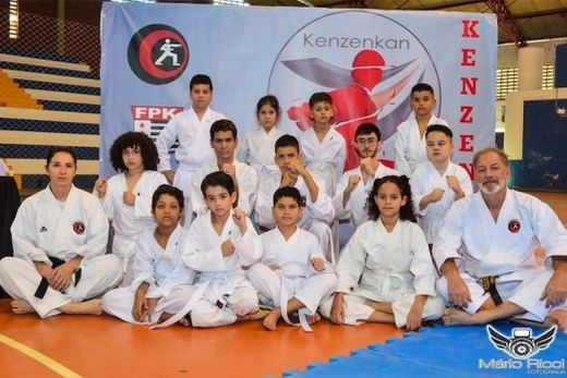 Começo de histórias. Davison Tosadori e Eliane Zanoni, com alunos que iniciaram suas trajetórias no karatê