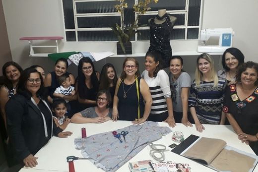 Luciane Cristina de Araújo Grecco, proprietária da DeLu Ateliê com suas alunas