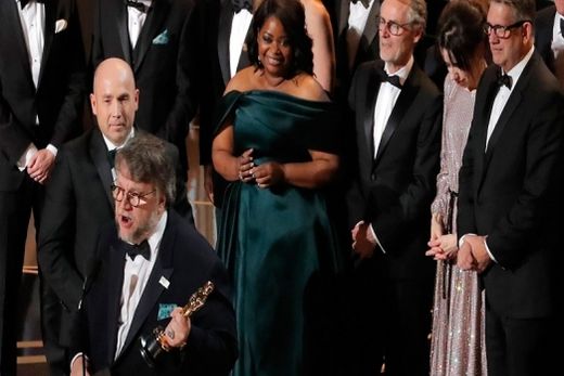 Elenco de 'A forma da água' sobe no palco do Oscar para celebrar prêmio de Melhor Filme