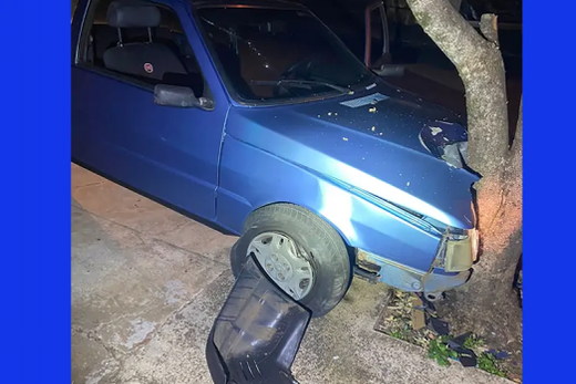 Veículo recuperado. Três criminosos estavam dentro do carro; dois foram presos e um fugiu