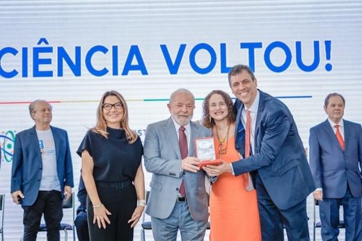 Em Brasília. À frente, a primeira-dama Rosangela da Silva (Janja), o presidente Lula, a ministra Luciana Santos e Zezé Zarbin; ao fundo, Renato Janine (à esquerda) e Sérgio Rezende (à direita)