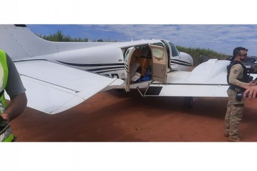 Avião carregado com cocaína.  Aeronave decolou do Paraguai e tinha como destino a região de Araraquara (SP)