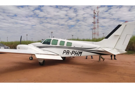 O avião interceptado. Aeronave decolou do Paraguai com 400 kg da droga