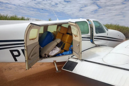 O avião interceptado. Agentes da DRE identificaram que o bimotor Beechcraft Baron 58 fez o mesmo trajeto por várias vezes