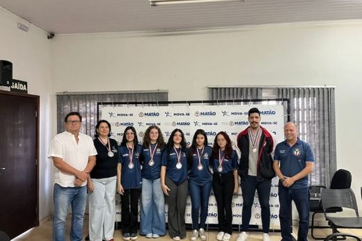 Medalhistas. As enxadristas Larissa, Giovana, Camila, Rafaella e Maria Eduarda, o karateca Guilherme Soares com o secretário José Orlando Mingossi e o gerente Rodrigo Pedrassoli