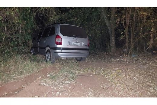 Veículo localizado. Dupla levou o carro do interior da residência, mas o automóvel foi localizado pela PM