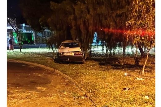 Acidente. Com o impacto, o Gol foi parar no meio do canteiro central