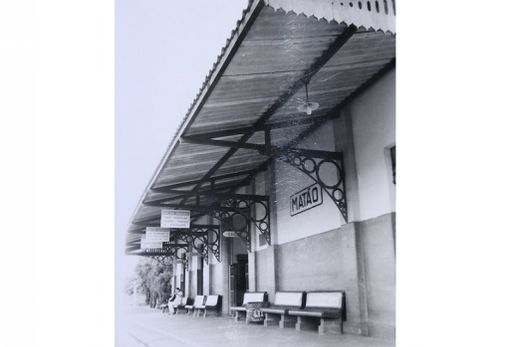Fotografia registrada em 1995. Naquele período, a Estação Ferroviária ainda estava ativa, pois o transporte de passageiros foi extinto oficialmente em 18 de janeiro de 1999