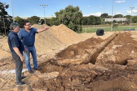 Poliesportivo. O prefeito Cido Ferrari e o secretário José Orlando Mingossi acompanham as obras