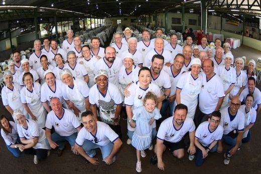 Time unido e trabalho bem realizado. Integrantes da Loja Maçônica Terra da Saudade e do Clube das Acácias de Matão, em registro feito momentos antes do evento começar