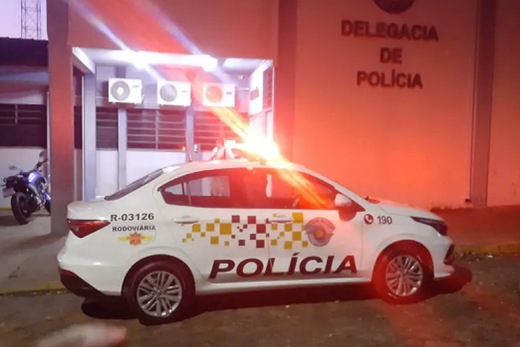Direção perigosa. Policias rodoviários encaminharam o condutor à Delegacia de Matão