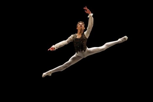 João Pedro em ação. Coreografia apresentada foi 'La Esmeralda', na categoria Balé Clássico de Repertório - Variação Masculina Júnior