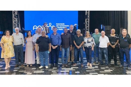 Diretores da Associação dos Aposentados com o padre Flávio Gomes. Evento comemorativo aconteceu no último dia 11 com o Baile de Aniversário