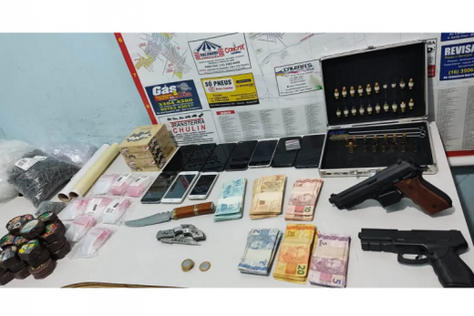 Armas, drogas, celulares, dinheiro e materiais para embalar entorpecentes foram apreendidos pela PM