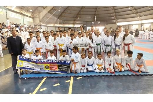 Associação Tavora. Equipe também foi integrada por karatecas de Nova Europa, conquistando 20 medalhas no total