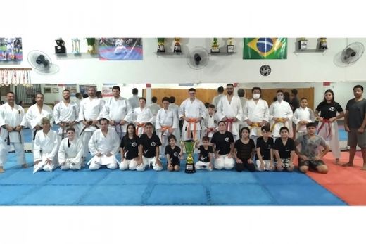 No pódio. Parte da equipe Bushido-Kai Matão, com o troféu de segundo lugar geral na Copa Gavião Peixoto