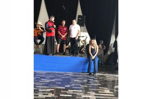 Em evento comemorativo ao Dia dos Pais. Ao lado do padre Maique, Marcos Pereira e Eduardo de Souza agradecem as honras feitas aos pais de ambos e ao São Lourenço