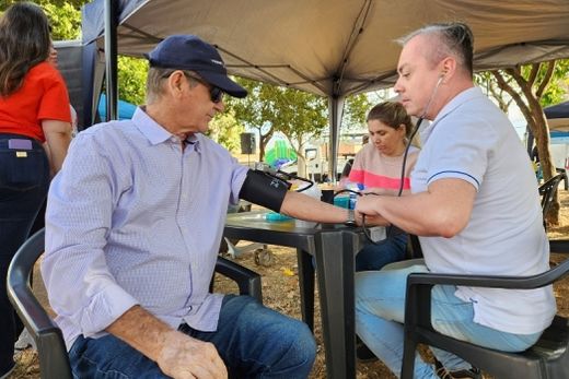 Na Tenda da Saúde. Aferição da pressão foi oferecida à população, que contou com outros serviços