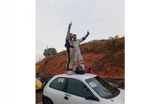 Festa após a bandeirada. Diogo Lapena e João Gabriel comemoram o primeiro lugar em Piracicaba