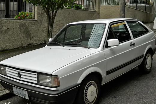 Carro furtado. Volkswagen Gol estava estacionado na Rua Prudente de Moraes