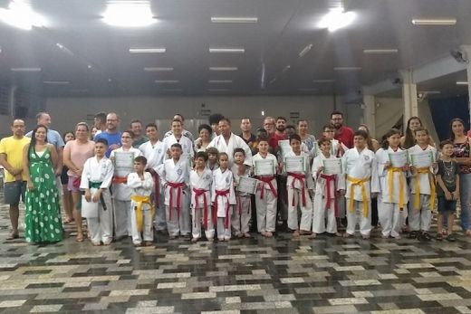 Novas faixas. No total foram contemplados 22 alunos, sendo quatro pelo Programa Pedagógico ?Karatê para Todos? e 18 pelo Dojo Tavora de Karatê