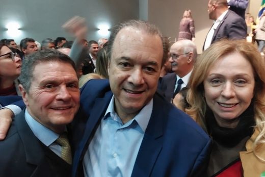 No anúncio da Tabela SUS Paulista. O secretário Eleuses Paiva entre João Marchesan e Denise Minelli