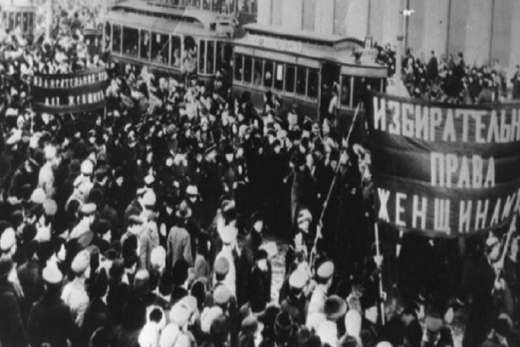 Na Rússia, em 1917, milhares de mulheres foram às ruas contra a fome e a guerra; a greve delas foi o pontapé inicial para a revolução russa e também deu origem ao Dia Internacional da Mulher