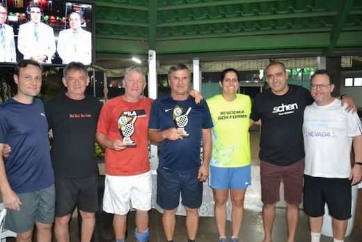 Claudemar Andrioli e José Lauro Cadioli com os troféus nas mãos.  Campeões da categoria B/C