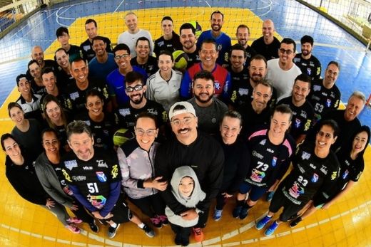 Galera do Vôlei de Quadra. Competição contou com café da manhã e almoço de confraternização, integrando 38 associados