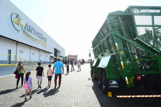 Famílias na Antoniosi. Muitos dos visitantes tiveram a primeira oportunidade de conhecer as instalações, os equipamentos e os produtos fabricados pela empresa