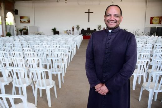 O padre Fábio. "Aguardamos as pessoas para conseguirmos mais recursos para a sequência das obras na nossa igreja, bem como para nossas atividades comunitárias"
