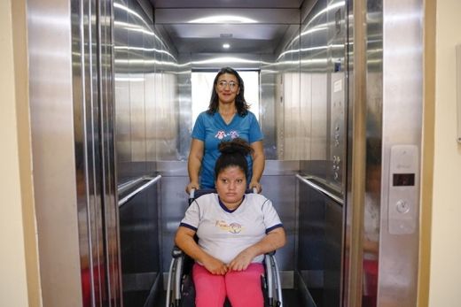 Elevador. A inclusão social possibilita o acesso ao ensino a partir da equidade, buscando a adaptação do meio para gerar igualdade