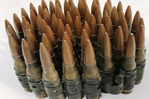 Munições. Arsenal foi achado no momento em que um eletricista fazia um reparo na fiação da laje