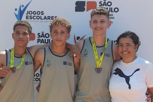 Em Praia Grande. Os alunos Matheus de Oliveira, José Rafael dos Santos e Hugo Ribeiro com a professora Márcia Dutra