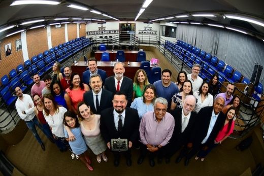 No plenário. Sessão Solene foi prestigiada por amigos de Alexandre Minghin, autoridades e membros do Sesi-Matão