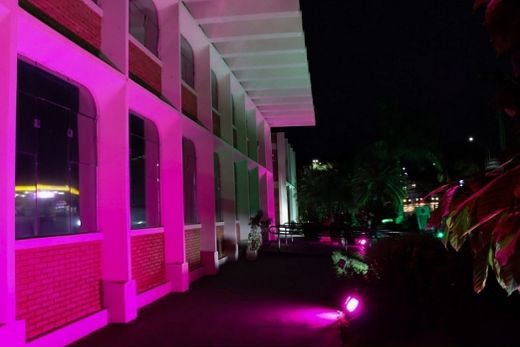 Fachada rosa. Cor faz alusão à campanha Outubro Rosa