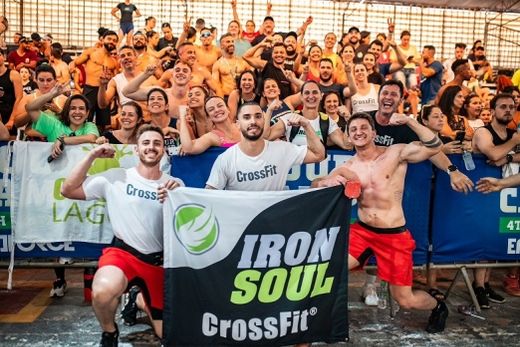 Festa. O trio campeão formado por Fabio Martins, Felipe Frade e Jader Batistela comemora vitória junto com alunos do 'Iron Soul CrossFit'
