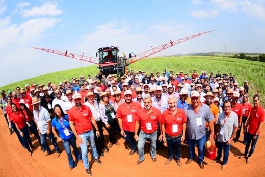 Na Fazenda Boa Vista. Bem organizado, o evento contou com estrutura de recepção, área para demonstração das máquinas e espaços para patrocinadores e palestras