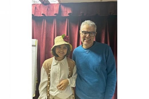 Como 'Dona Catifunda'. Bia Falconi com Nizo Neto, filho de Chico Anysio, que interpreta o 'Seu Ptolomeu' na Escolinha
