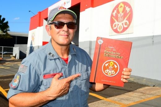 O cabo Dias. Comunidade matonense pode agendar palestras, aproveitar conteúdo on-line e visitar a Estação de Bombeiro de Matão