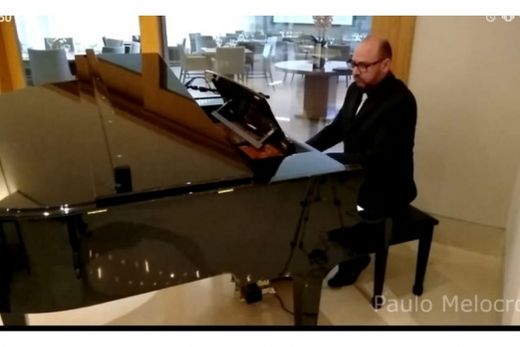 Paulo Melocro. Apresentação conta com músicas românticas dos anos 60, 70, 80 e 90