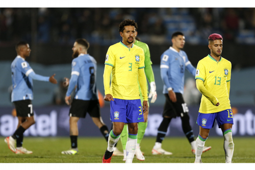 Brasil e Uruguai. Seleção de Diniz joga mal e perde por 2 a 0 no estádio Centenário
