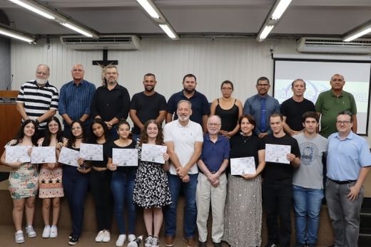 Incentivo. Integrantes da equipe feminina de xadrez (com a Moção de Louvor em mãos) e membros do CXM receberam o reconhecimento de todos os vereadores
