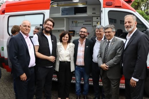 À frente da nova ambulância. China Calabres, Willian Bassi, a ministra Nísia Trindade, Faro Reguim, Cido Ferrari, o deputado Simão Pedro e Davison Sensei