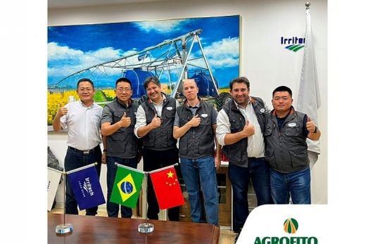Em Wuhu (China). Francisco Ricardo de Toledo, Carlos Gabriel Vandersi e Márcio Barbosa de Avila conheceram fábrica da Irritech