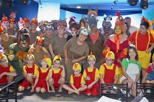 Parte do elenco. A peça musical 'Os Saltimbancos' reuniu atores, cantores e músicos, estudantes universitários e professores de música