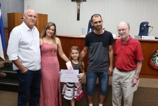 1ª Princesa. Sophia Gonçalves entre os pais Ester e Alex Gonçalves e os vereadores China Calabres e Luiz Fernandes