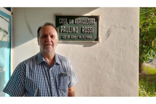Luiz Manhani. "Os produtores devem declarar a vacinação pelo Sistema Gedave ou entregar, na Casa da Agricultura, a Declaração de Vacinação preenchida e acompanhada da Nota Fiscal de compra das va