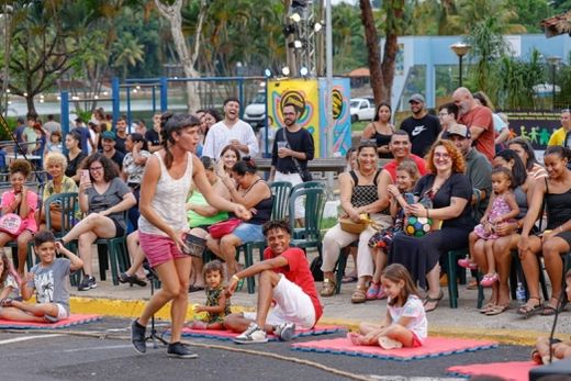 Circuito Sesc. Evento atraiu bom público numa tarde repleta de espetáculos gratuitos na 'Rua do Esquenta' (entre a Praça 'Alfredo de Paiva Garcia' e o Lago Municipal)