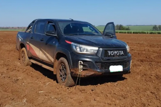 Caminhonete roubada. Toyota Hilux foi abandonada pelos ladrões durante a fuga da polícia